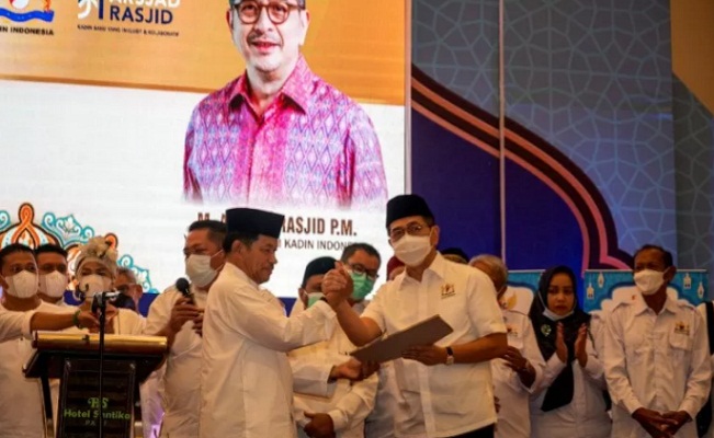 Arsjad Rasjid menerima berita acara deklarasi dukungan Kadin Provinsi Sulteng kepada dirinya, yang diserahkan oleh Ketua Umum Kadin Provinsi Sulteng M Nur Rahmatu, di Palu,