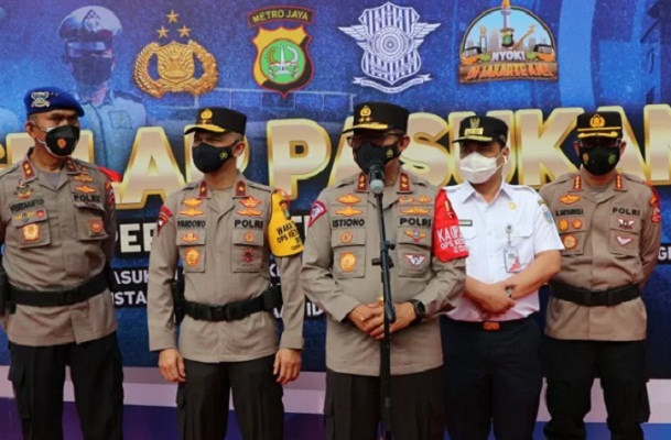 Kakorlantas Polri Irjen Pol Istiono (tengah) berikan keterangan terkait Operasi Ketupat 2021 usai apel pengamanan di Mapolda