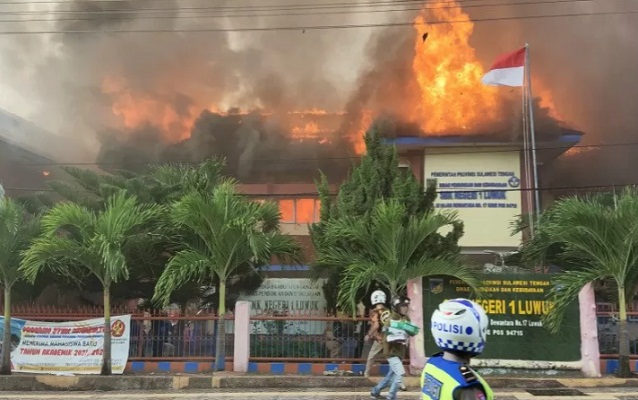Petugas berupaya memadamkan api pada kebakaran gedung SMKN 1 Luwuk, Kabupaten Banggai, Sulawesi Tengah,
