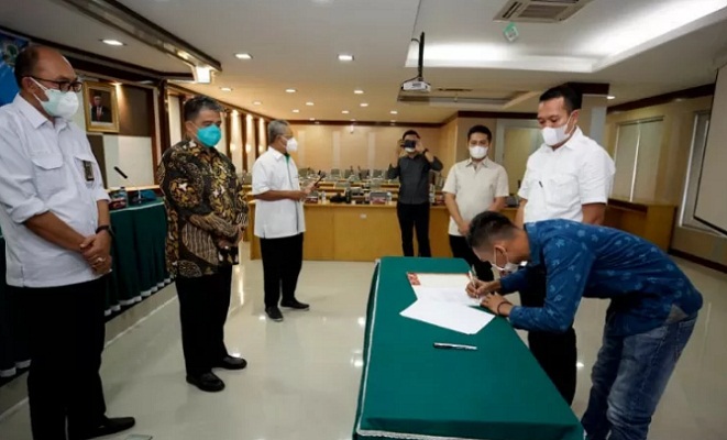 Rektor Universitas Andalas Prof. Dr. Yuliandri, SH.MH menyaksikan penandatanganan surat perjanjian paket perbaikan jalan di lingkungan kampus Universitas Andalas